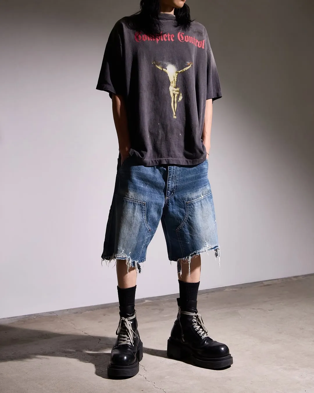 SAINT Mxxxxxx × Kosuke Kawamura KK_SS TEE/COMPLETE CONTRL/BLK KK joint model Jesus AK submachine gun cross printed TEE Washed black S-XL KK joint model's creative Jesus cross has never disappointed. Faded and washed with sulfur dye to make it distressed. Hole treatment. Printing is repeatedly revised and sketched. Extremely restored ZP. Cylindrical side seam high weight fabric. Stiff and comfortable. Correct accessories. Customized co-branded wash mark/little angel mark, top purchasing agent level